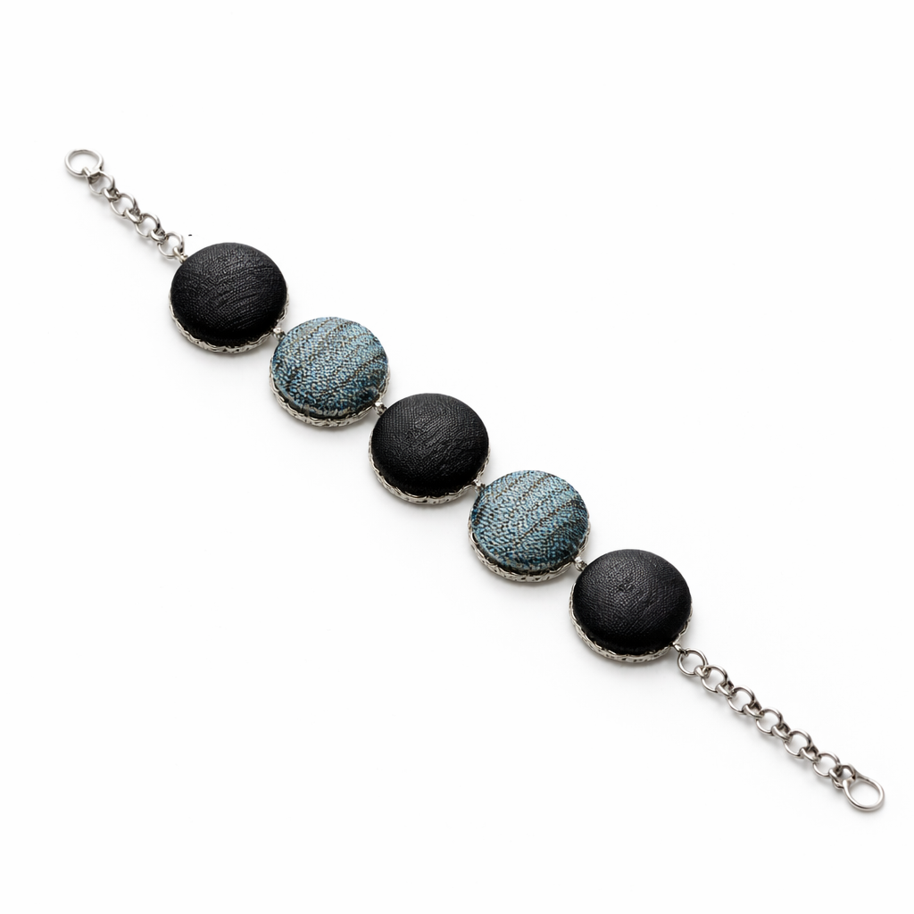 Scopri i bracciali Tittima Bijoux: gioielli artigianali rivestiti in tessuto, leggeri, eleganti e unici. Made in Italy, perfetti come idea regalo originale.