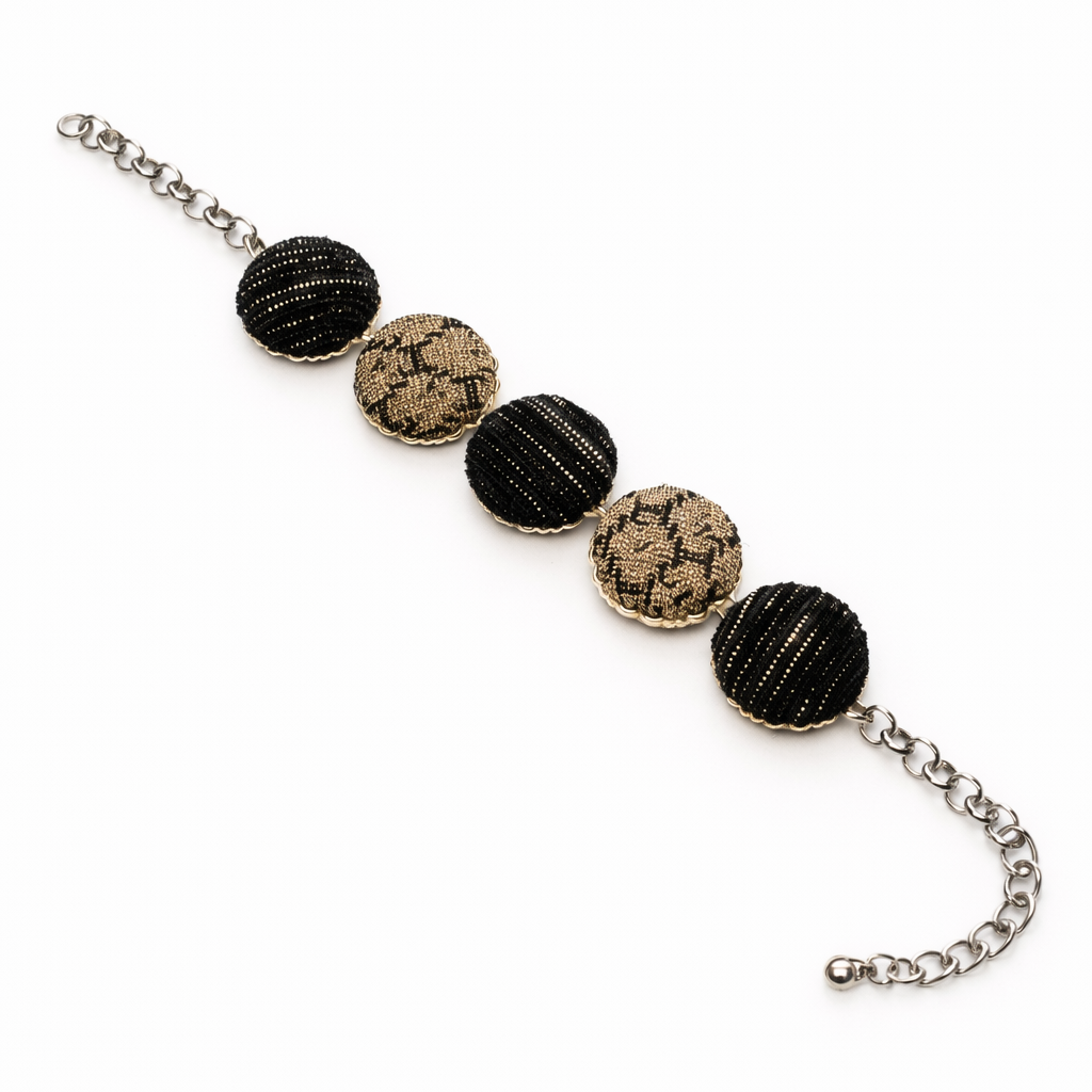 Scopri i bracciali Tittima Bijoux: gioielli artigianali rivestiti in tessuto, leggeri, eleganti e unici. Made in Italy, perfetti come idea regalo originale.