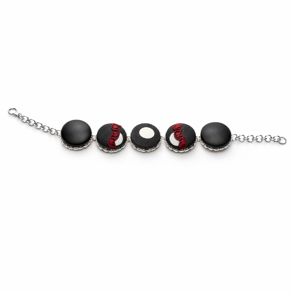 Scopri i bracciali Tittima Bijoux: gioielli artigianali rivestiti in tessuto, leggeri, eleganti e unici. Made in Italy, perfetti come idea regalo originale.