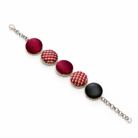 Scopri i bracciali Tittima Bijoux: gioielli artigianali rivestiti in tessuto, leggeri, eleganti e unici. Made in Italy, perfetti come idea regalo originale.