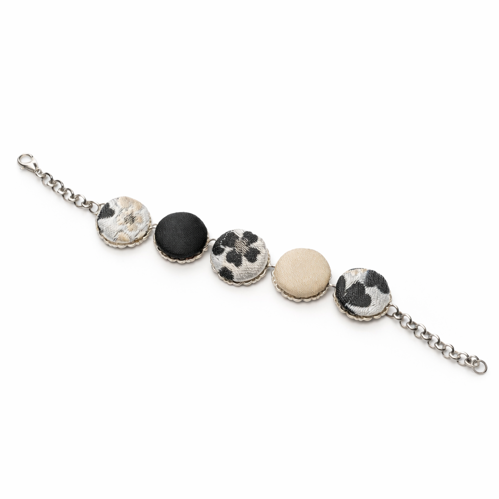 Scopri i bracciali Tittima Bijoux: gioielli artigianali rivestiti in tessuto, leggeri, eleganti e unici. Made in Italy, perfetti come idea regalo originale.
