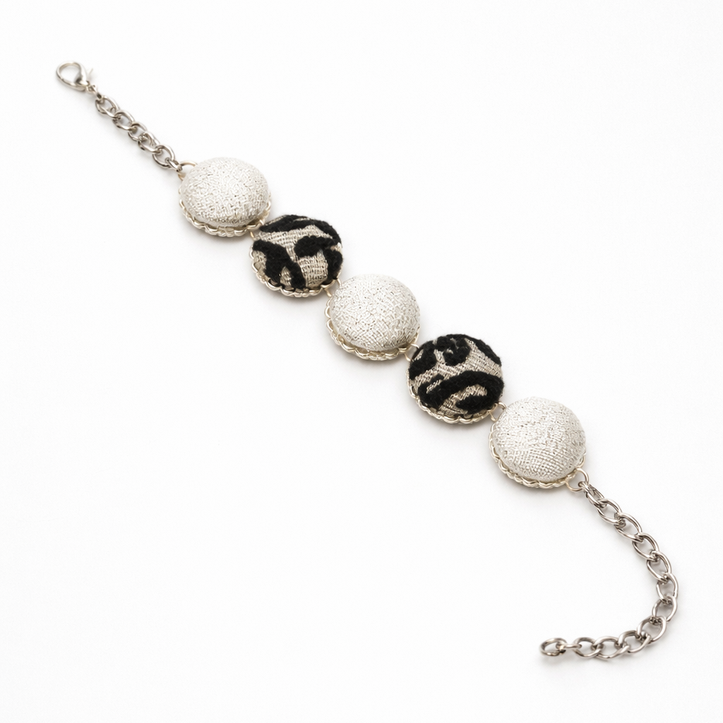 Scopri i bracciali Tittima Bijoux: gioielli artigianali rivestiti in tessuto, leggeri, eleganti e unici. Made in Italy, perfetti come idea regalo originale.