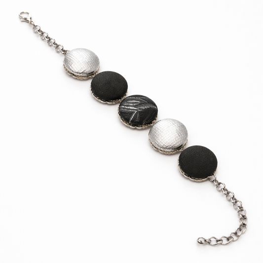 Scopri i bracciali Tittima Bijoux: gioielli artigianali rivestiti in tessuto, leggeri, eleganti e unici. Made in Italy, perfetti come idea regalo originale.