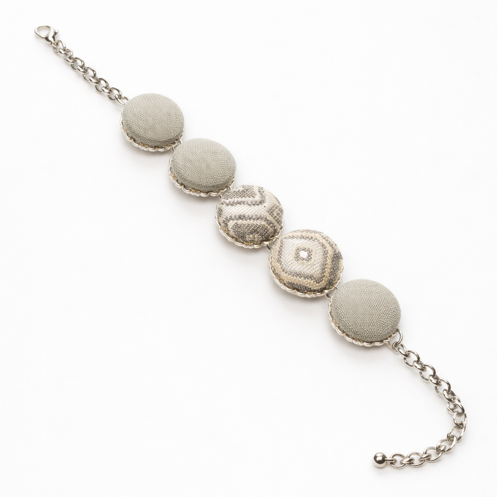 Scopri i bracciali Tittima Bijoux: gioielli artigianali rivestiti in tessuto, leggeri, eleganti e unici. Made in Italy, perfetti come idea regalo originale.
