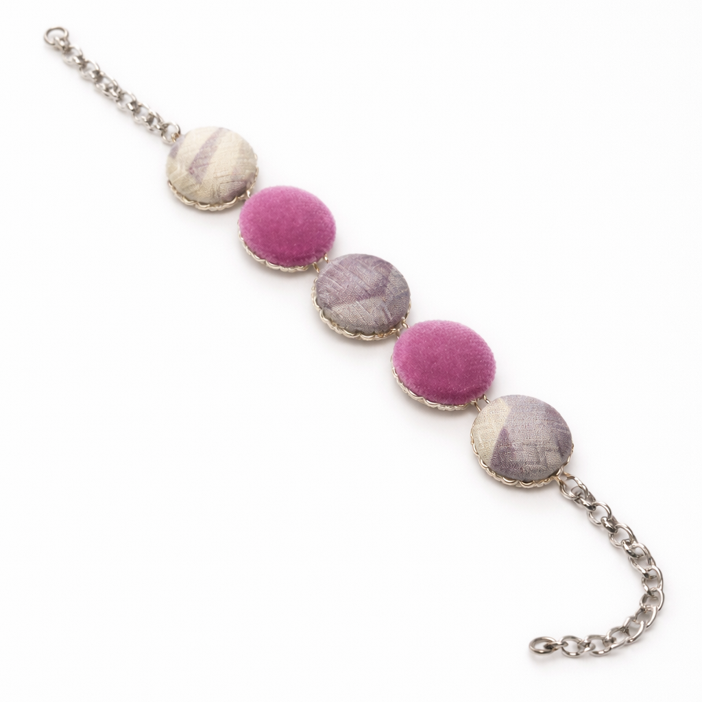 Scopri i bracciali Tittima Bijoux: gioielli artigianali rivestiti in tessuto, leggeri, eleganti e unici. Made in Italy, perfetti come idea regalo originale.