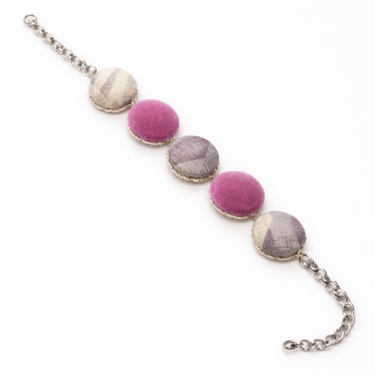 Scopri i bracciali Tittima Bijoux: gioielli artigianali rivestiti in tessuto, leggeri, eleganti e unici. Made in Italy, perfetti come idea regalo originale.