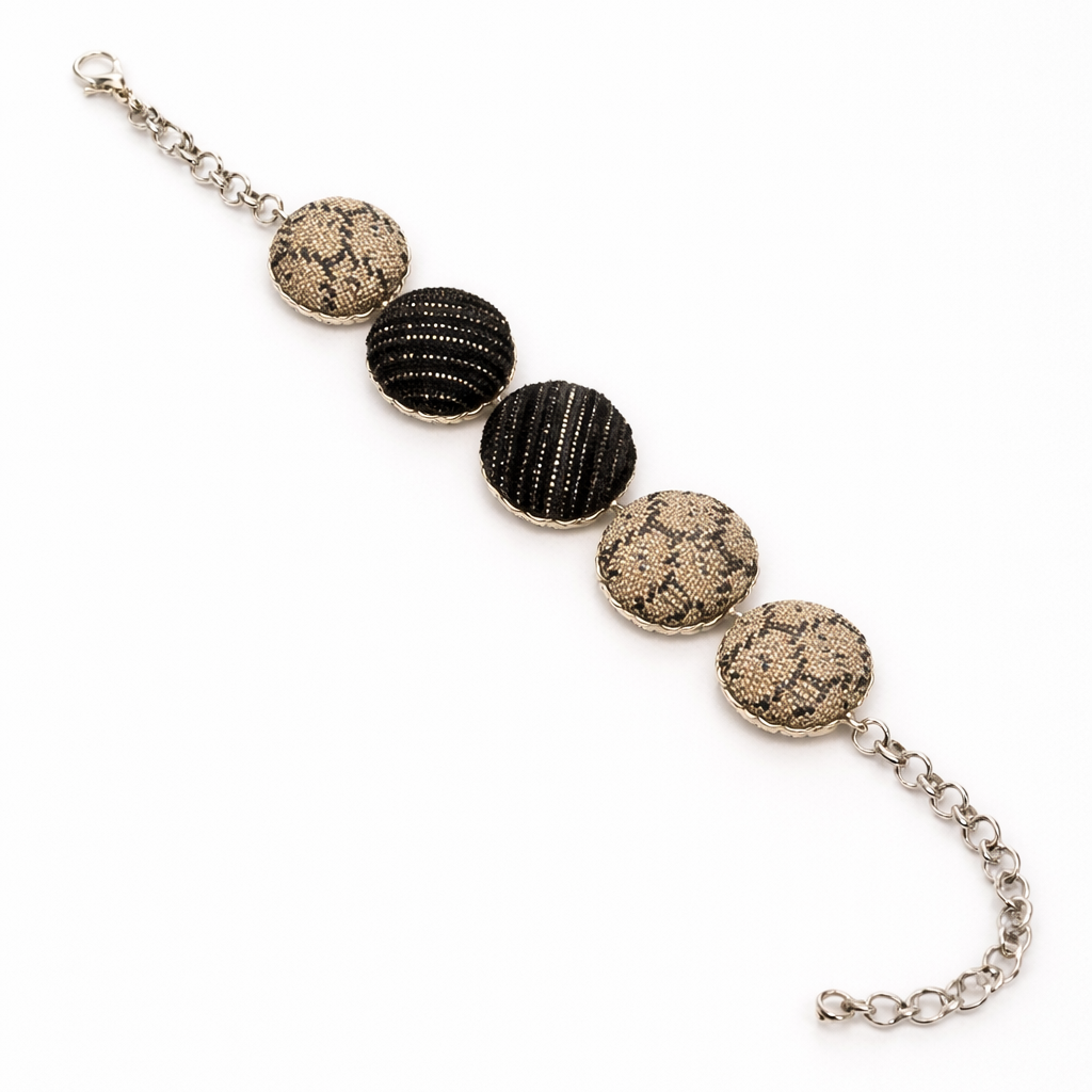 Scopri i bracciali Tittima Bijoux: gioielli artigianali rivestiti in tessuto, leggeri, eleganti e unici. Made in Italy, perfetti come idea regalo originale.