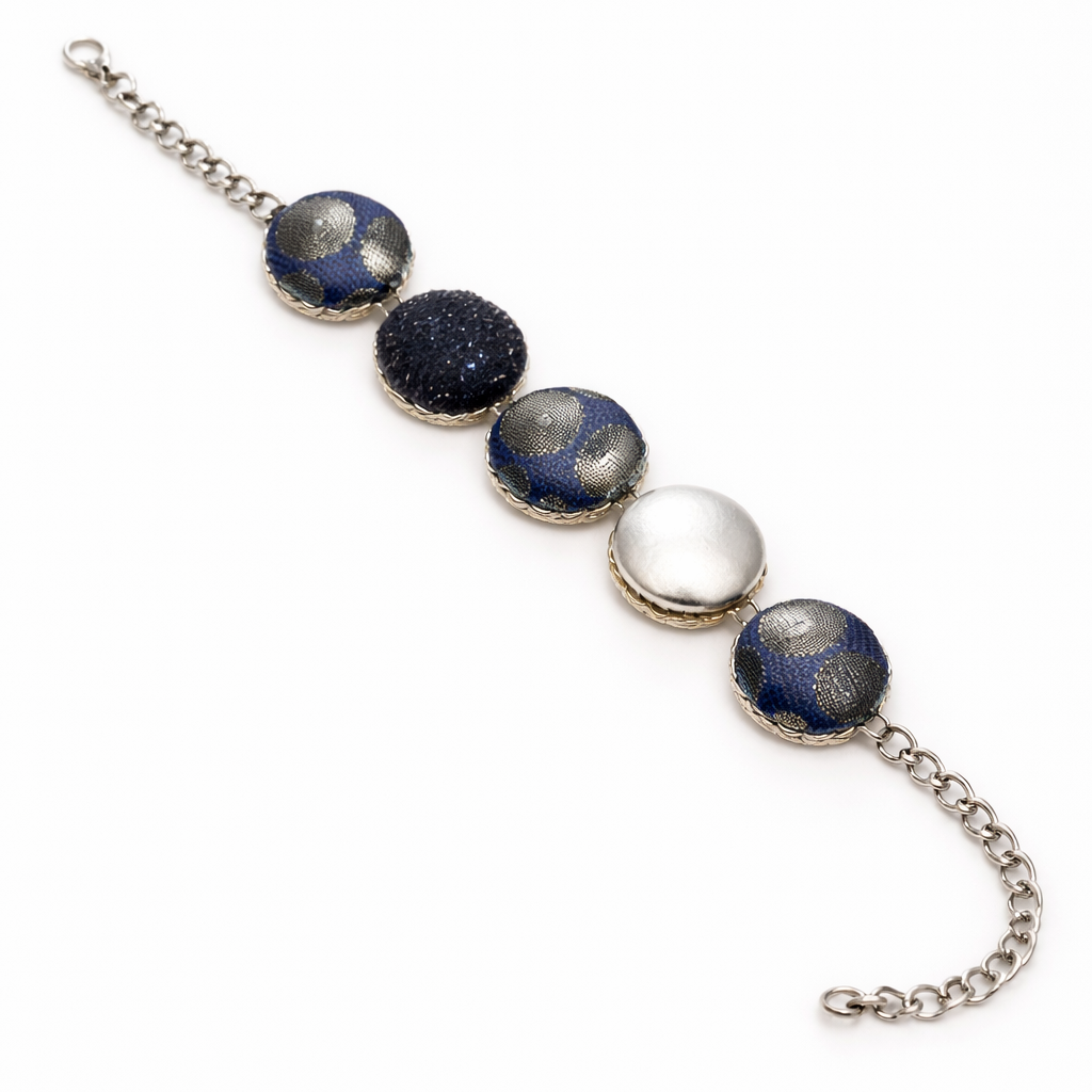 Scopri i bracciali Tittima Bijoux: gioielli artigianali rivestiti in tessuto, leggeri, eleganti e unici. Made in Italy, perfetti come idea regalo originale.