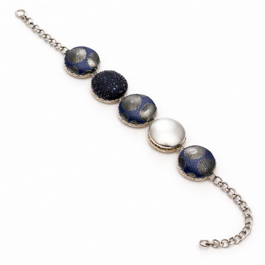 Scopri i bracciali Tittima Bijoux: gioielli artigianali rivestiti in tessuto, leggeri, eleganti e unici. Made in Italy, perfetti come idea regalo originale.