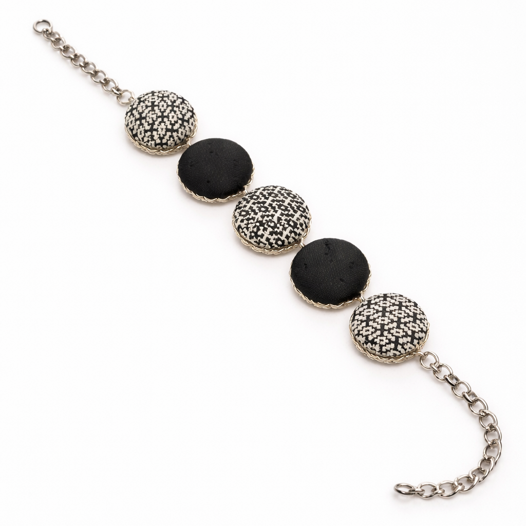 Scopri i bracciali Tittima Bijoux: gioielli artigianali rivestiti in tessuto, leggeri, eleganti e unici. Made in Italy, perfetti come idea regalo originale.