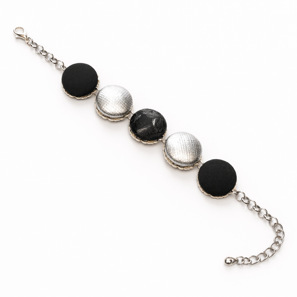 Scopri i bracciali Tittima Bijoux: gioielli artigianali rivestiti in tessuto, leggeri, eleganti e unici. Made in Italy, perfetti come idea regalo originale.