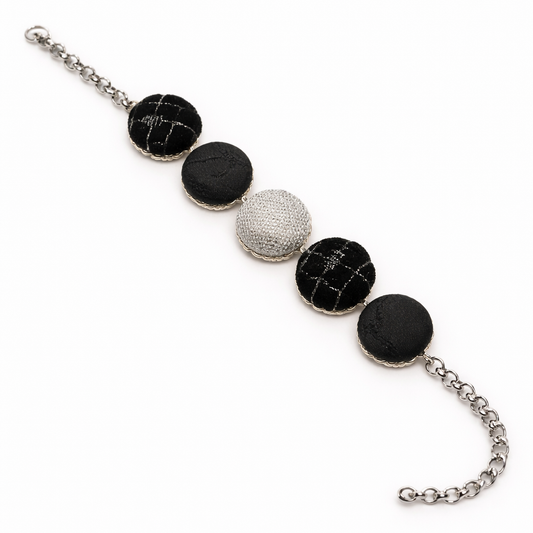 Scopri i bracciali Tittima Bijoux: gioielli artigianali rivestiti in tessuto, leggeri, eleganti e unici. Made in Italy, perfetti come idea regalo originale.