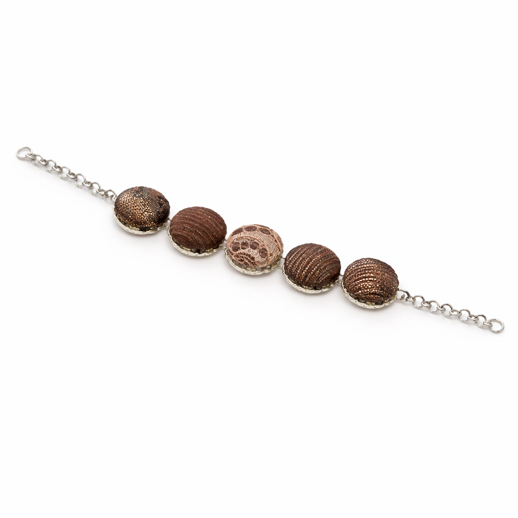 Scopri i bracciali Tittima Bijoux: gioielli artigianali rivestiti in tessuto, leggeri, eleganti e unici. Made in Italy, perfetti come idea regalo originale.