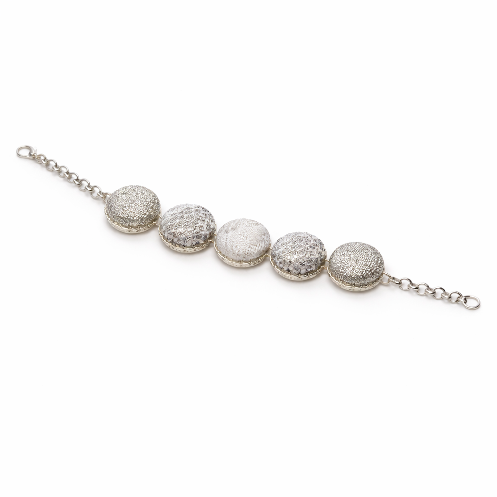 Scopri i bracciali Tittima Bijoux: gioielli artigianali rivestiti in tessuto, leggeri, eleganti e unici. Made in Italy, perfetti come idea regalo originale.