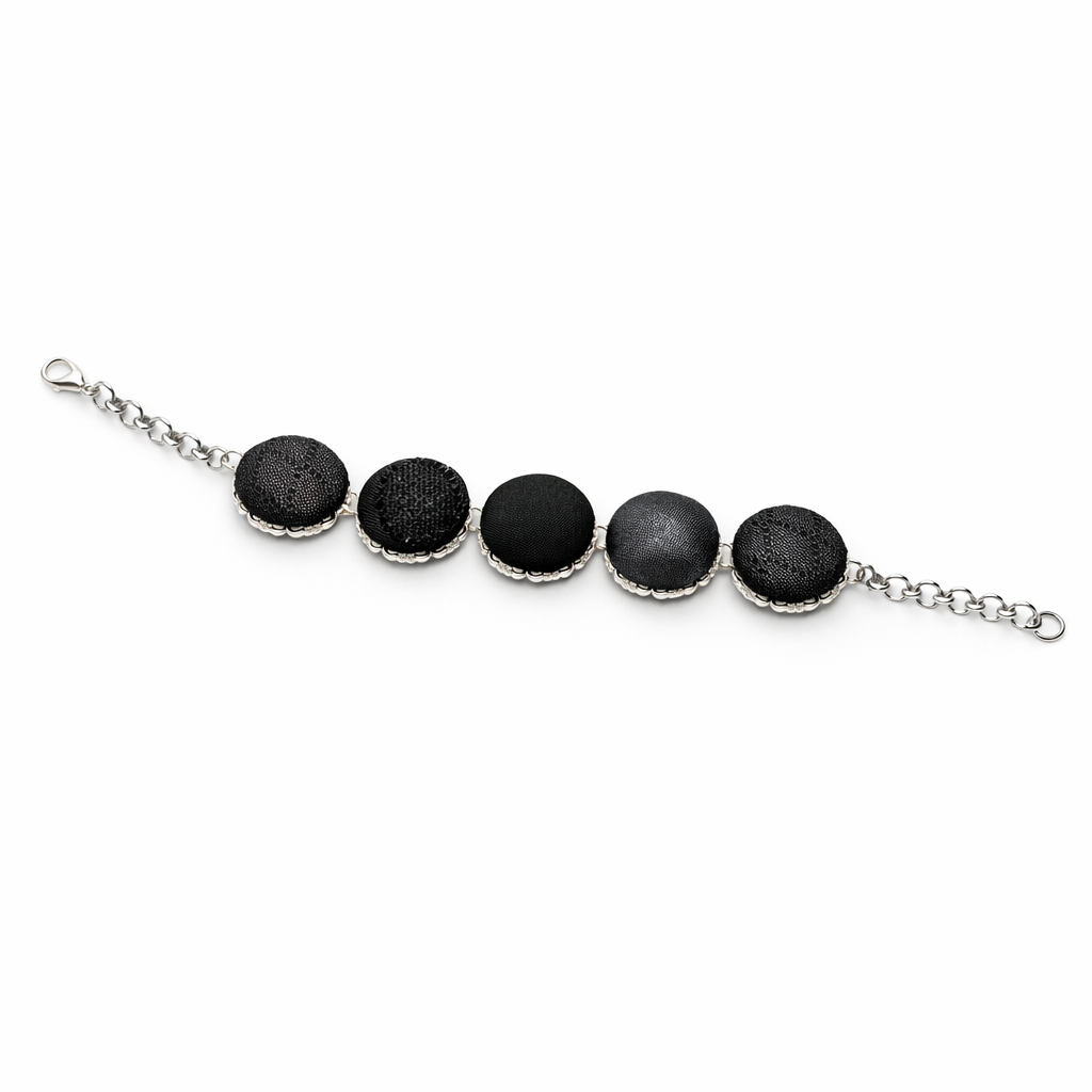 Scopri i bracciali Tittima Bijoux: gioielli artigianali rivestiti in tessuto, leggeri, eleganti e unici. Made in Italy, perfetti come idea regalo originale.