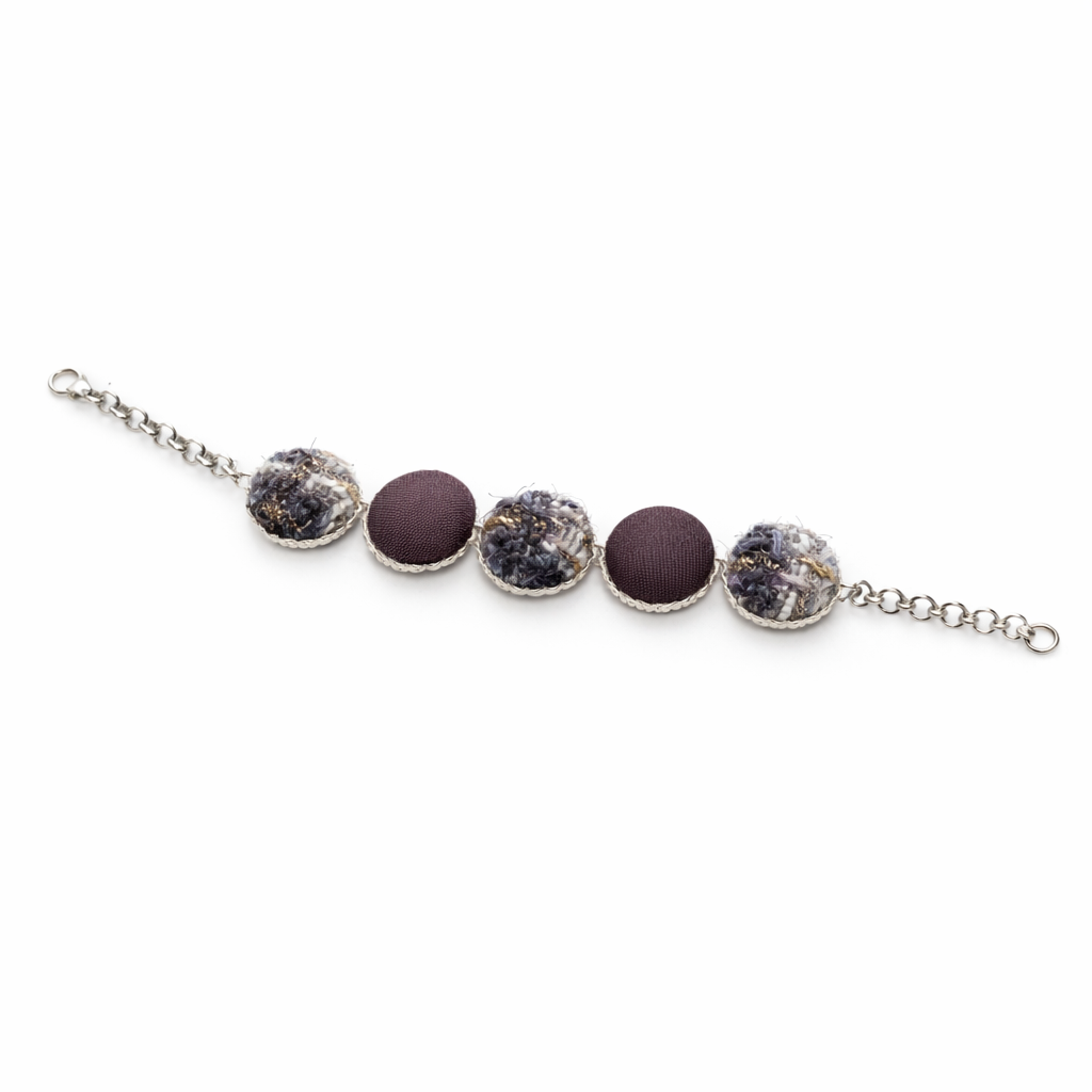 Scopri i bracciali Tittima Bijoux: gioielli artigianali rivestiti in tessuto, leggeri, eleganti e unici. Made in Italy, perfetti come idea regalo originale.