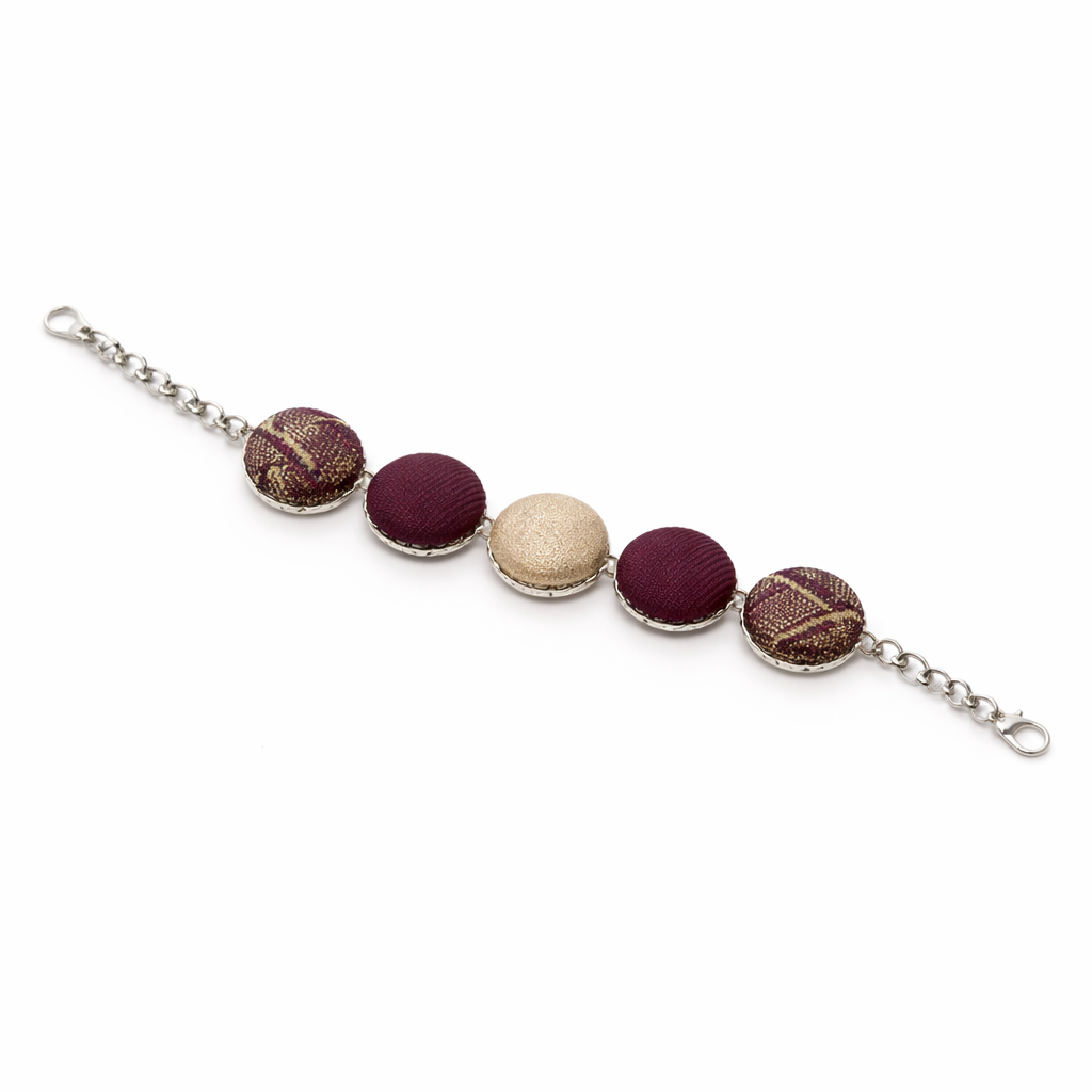 Scopri i bracciali Tittima Bijoux: gioielli artigianali rivestiti in tessuto, leggeri, eleganti e unici. Made in Italy, perfetti come idea regalo originale.