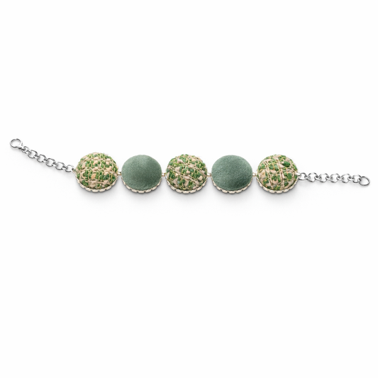 Scopri i bracciali Tittima Bijoux: gioielli artigianali rivestiti in tessuto, leggeri, eleganti e unici. Made in Italy, perfetti come idea regalo originale.