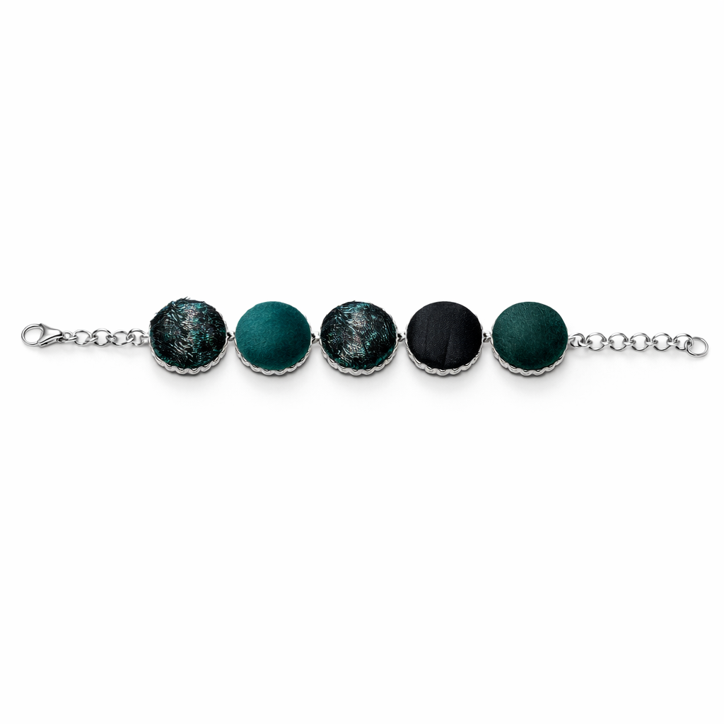Scopri i bracciali Tittima Bijoux: gioielli artigianali rivestiti in tessuto, leggeri, eleganti e unici. Made in Italy, perfetti come idea regalo originale.