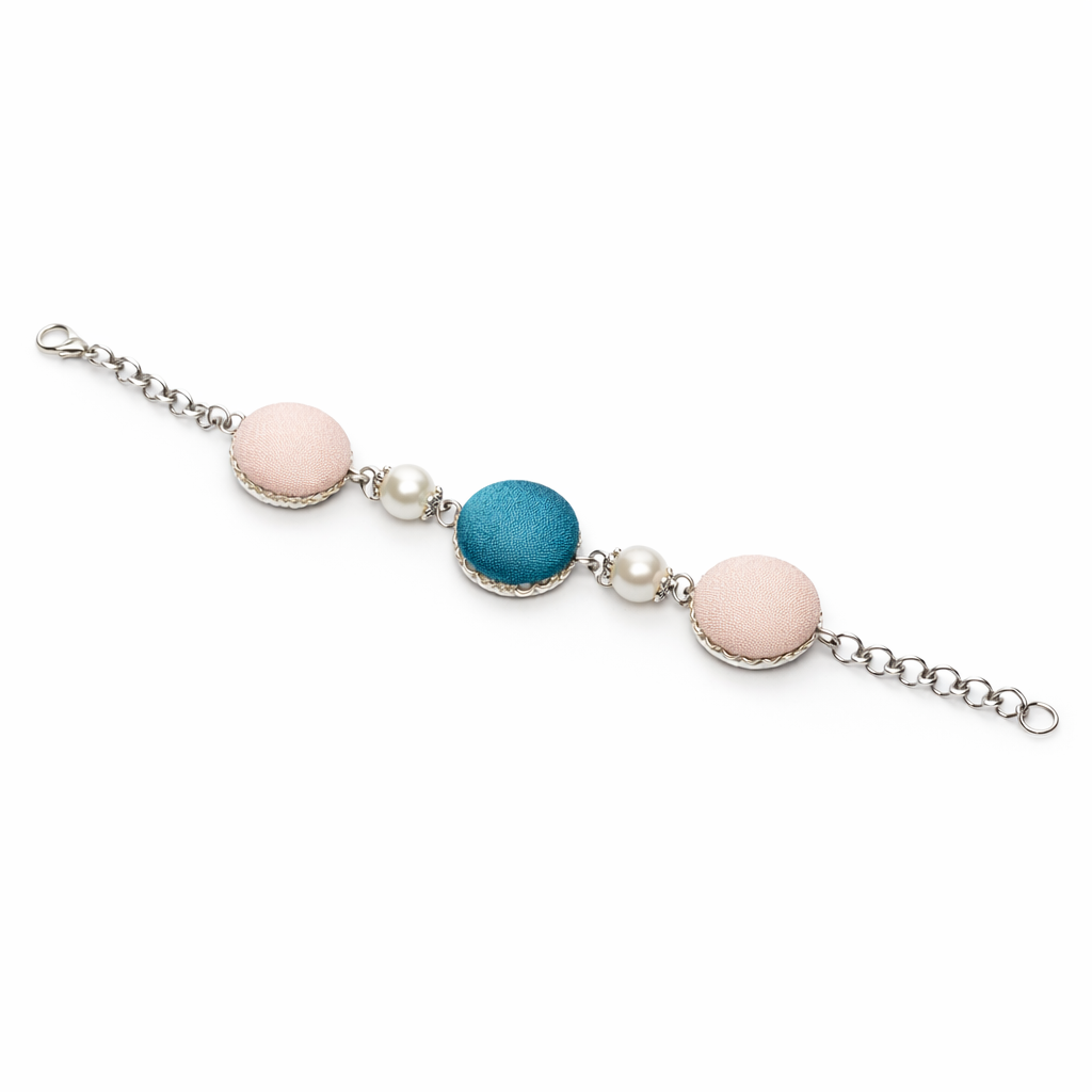 Scopri i bracciali Tittima Bijoux: gioielli artigianali rivestiti in tessuto, leggeri, eleganti e unici. Made in Italy, perfetti come idea regalo originale.