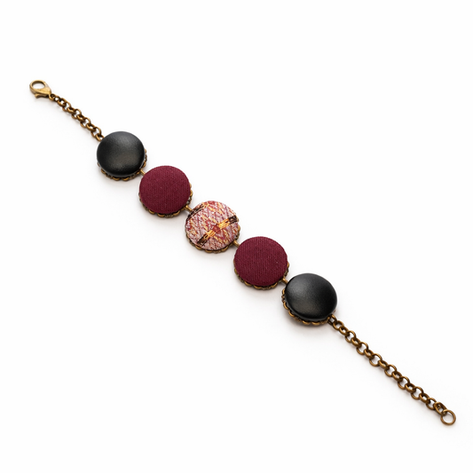 Scopri i bracciali Tittima Bijoux: gioielli artigianali rivestiti in tessuto, leggeri, eleganti e unici. Made in Italy, perfetti come idea regalo originale.