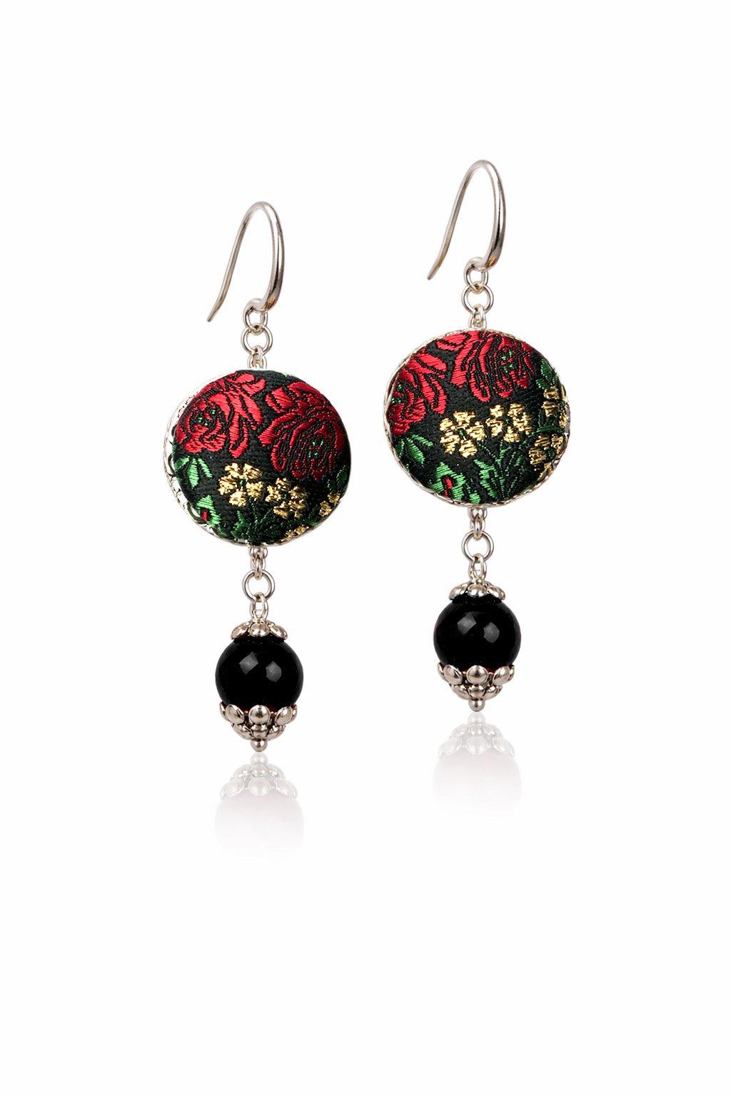 Orecchini pendenti artigianali Tittimà Bijoux in tessuto broccato rosso con ricami dorati e perla rossa sfaccettata, finitura argento