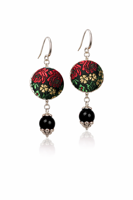 Orecchini pendenti artigianali Tittimà Bijoux in tessuto broccato rosso con ricami dorati e perla rossa sfaccettata, finitura argento